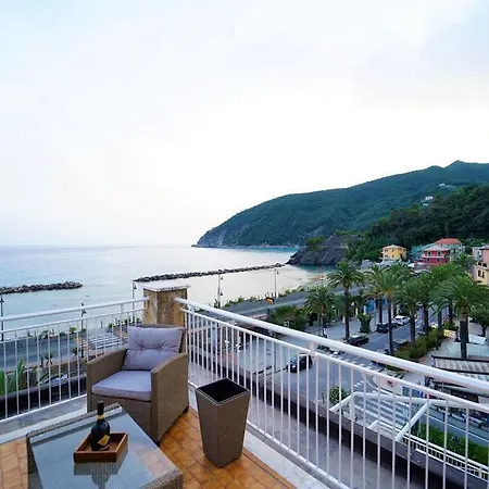 דירה Attico Tra Cielo E Mare מונליה