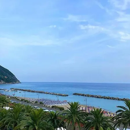 Attico Tra Cielo E Mare * מונליה